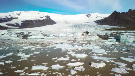 Langsame-Luftaufnahmen-über-Die-Massive-Gletscherlagune,-Die-Mit-Eisbergen-Bei-Fjallsarlon-Island-Gefüllt-Ist,-Deutet-Auf-Globale-Erwärmung-Und-Klimawandel-Hin-1