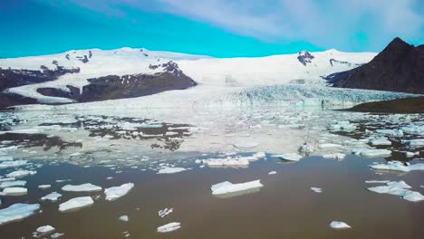Langsame-Luftaufnahmen-über-Die-Massive-Gletscherlagune,-Die-Mit-Eisbergen-Bei-Fjallsarlon-Island-Gefüllt-Ist,-Deutet-Auf-Globale-Erwärmung-Und-Klimawandel-Hin-5