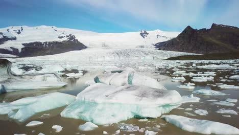 Langsame-Luftaufnahmen-über-Die-Massive-Gletscherlagune,-Die-Mit-Eisbergen-Bei-Fjallsarlon-Island-Gefüllt-Ist,-Deutet-Auf-Globale-Erwärmung-Und-Klimawandel-Hin-7