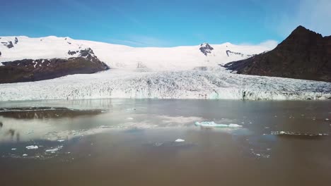 Langsame-Annäherung-An-Den-Vatnajökull-Gletscher-Bei-Fjallsarlon-Island-Deutet-Auf-Globale-Erwärmung-Und-Klimawandel-Hin-1