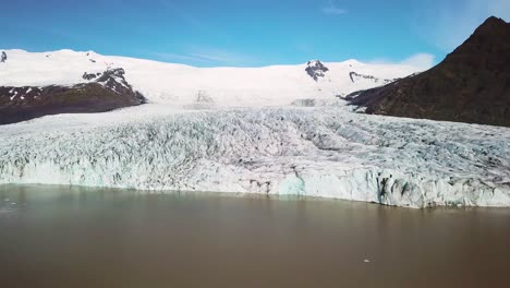 Langsame-Annäherung-An-Den-Vatnajökull-Gletscher-Bei-Fjallsarlon-Island-Deutet-Auf-Globale-Erwärmung-Und-Klimawandel-Hin-3