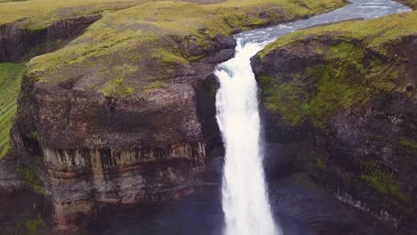 Antenne-über-Dem-Schönen-Und-Erstaunlichen-Hohen-Wasserfall-Von-Haifoss-In-Island-7