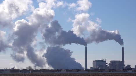 Riesige-Verschmutzende-Schornsteine-Rülpsen-CO2-In-Die-Atmosphäre,-Was-Auf-Verschmutzung,-Kohlenstoffemissionen-Und-Globale-Erwärmung-Hindeutet-1