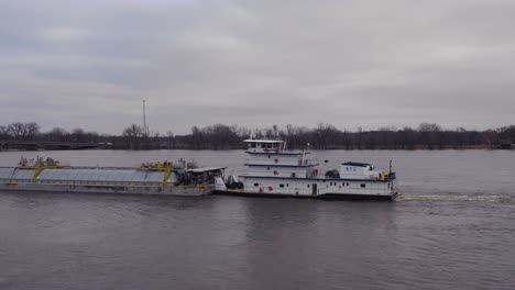 Imágenes-Aéreas-De-Drones-De-Una-Enorme-Barcaza-Que-Viajaba-Bajo-Un-Puente-De-La-Autopista-En-El-Río-Mississippi-Cerca-De-Burlington,-Iowa-2