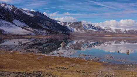 Hermosa-E-Inspiradora-Naturaleza-Drone-Aéreo-Sobre-El-Lago-Mono-En-Invierno-Con-Un-Reflejo-Perfecto-Afloramiento-De-Toba-En-Las-Montañas-Del-Este-De-Sierra-Nevada-En-California