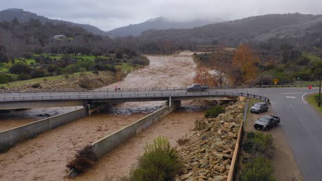 Antenne-Von-Hochwasser,-Das-Sich-Schnell-Den-Ventura-Fluss-In-Kalifornien-Hinunter-Bewegt,-Mit-Abfluss-Bei-Winterwetterüberschwemmungen-4