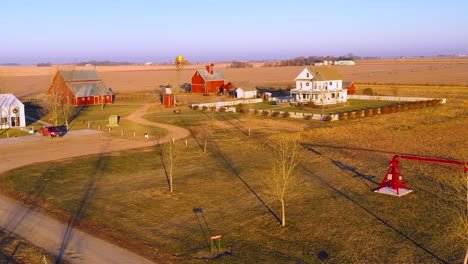 Eine-Drohnenantenne,-Die-über-Eine-Klassische-Bauernhausfarm-Und-Scheunen-Im-Ländlichen-Mittelwesten-Amerikas-York,-Nebraska,-Geschossen-Wurde