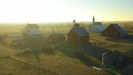 Eine-Drohnenantenne-Im-Morgengrauen,-Die-über-Eine-Klassische-Bauernhausfarm-Und-Scheunen-Im-Ländlichen-Mittelwesten-Amerikas-York-Nebraska-Geschossen-Hat