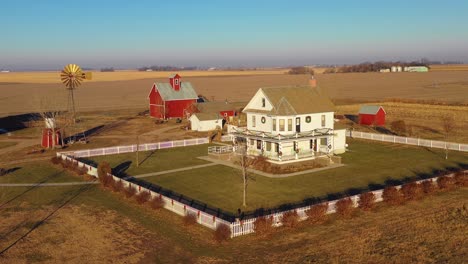 Eine-Drohnenantenne,-Die-über-Eine-Klassische-Schöne-Bauernhausfarm-Und-Scheunen-Im-Ländlichen-Mittelwesten-Amerikas-York-Nebraska-Geschossen-Hat-8
