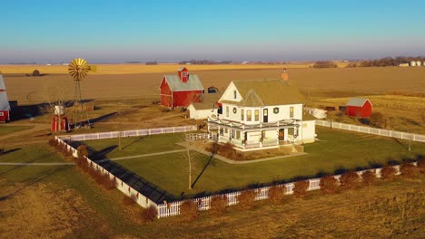 Eine-Drohnenantenne,-Die-über-Eine-Klassische-Schöne-Bauernhausfarm-Und-Scheunen-Im-Ländlichen-Mittelwesten-Amerikas-York-Nebraska-Geschossen-Hat