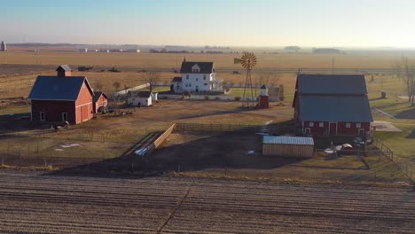 Eine-Drohnenantenne,-Die-über-Eine-Klassische-Schöne-Bauernhausfarm-Und-Scheunen-Im-Ländlichen-Mittelwesten-Amerikas-York-Nebraska-Geschossen-Hat