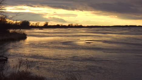 Aufnahme-Des-Platte-River-In-Goldenem-Licht-In-Zentral-Nebraska-In-Der-Nähe-Von-Kearney-1