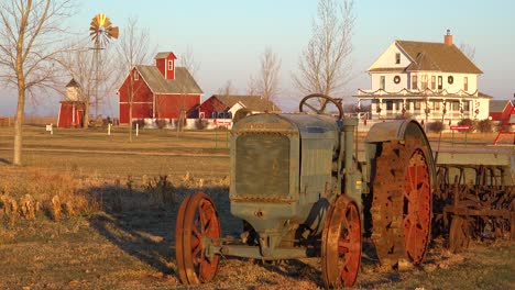 Establecimiento-De-Tiro-De-Un-Clásico-Y-Hermoso-Tractor-Agrícola-De-Granja-Pequeña-Ciudad-Y-Graneros-En-Las-Zonas-Rurales-Del-Medio-Oeste-De-América-York-Nebraska