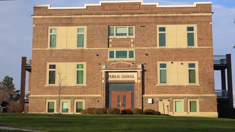 Un-Edificio-De-Escuela-Pública-Antiguo-De-Aspecto-Genérico-En-Riverside-Iowa