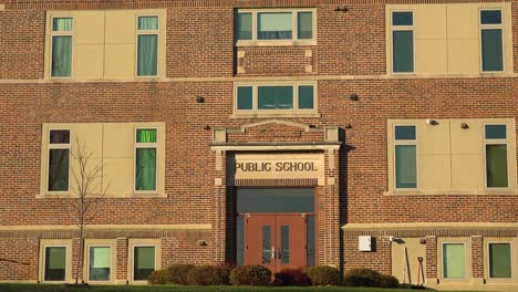 Ein-Allgemein-Aussehendes-Altes-öffentliches-Schulgebäude-In-Riverside-Iowa-1