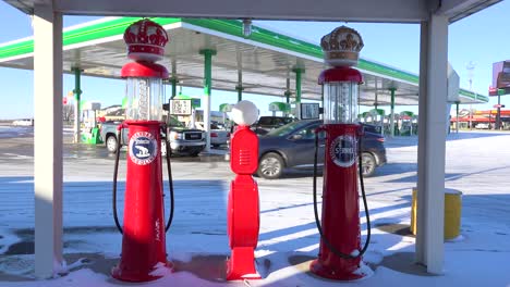 Alte-Zapfsäulen-Sitzen-Neben-Einer-Modernen-Tankstelle-An-Einem-Rastplatz-In-Iowa