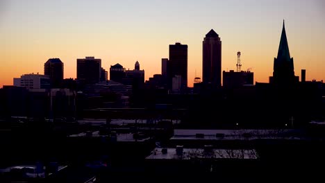 City-skyline-of-Des-Moines-Iowa-at-dusk