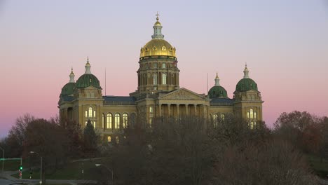 El-Edificio-De-La-Capital-Del-Estado-En-Des-Moines-Iowa-Al-Anochecer-2