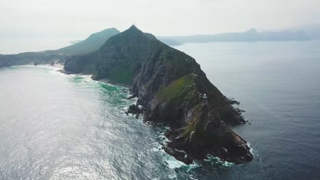 A-remarkable-vista-aérea-shot-of-the-Cape-Of-Good-Hope-and-Cape-Point-where-Indian-and-Atlantic-Oceans-meet-at-the-southern-tip-of-South-Africa-4