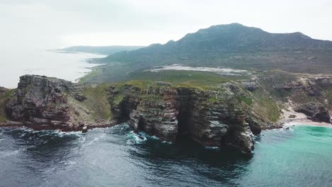 Una-Toma-Aérea-Del-Cabo-De-Buena-Esperanza-Y-Cabo-Point-Donde-Los-Océanos-índico-Y-Atlántico-Se-Encuentran-En-El-Extremo-Sur-De-Sudáfrica