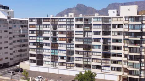 Buen-Disparo-Ascendente-Sobre-Apartamentos-Urbanos-Para-Revelar-La-Ciudad-De-Ciudad-Del-Cabo,-Sudáfrica,-Con-El-Estadio-Capetwon-En-Primer-Plano