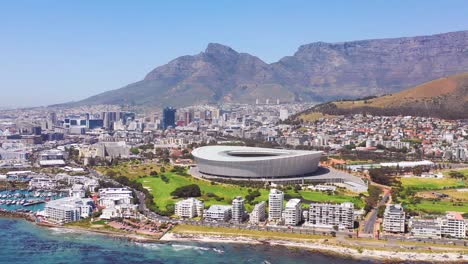 Buena-Toma-Aérea-De-La-Ciudad-De-Ciudad-Del-Cabo,-Sudáfrica,-Con-El-Estadio-De-Ciudad-Del-Cabo-En-La-Distancia-1