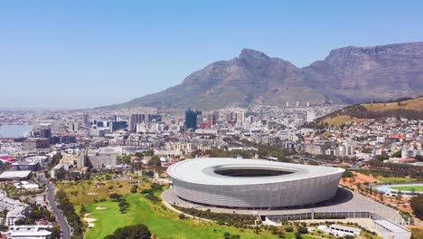 Buena-Toma-Aérea-De-La-Ciudad-De-Ciudad-Del-Cabo,-Sudáfrica,-Con-El-Estadio-De-Ciudad-Del-Cabo-En-La-Distancia-5