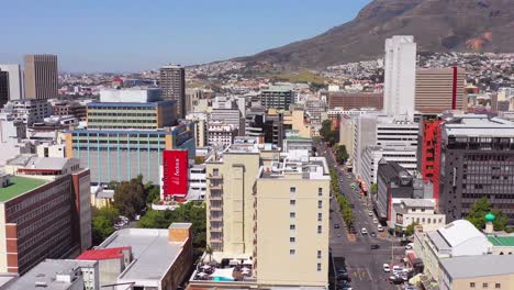 Antenne-über-Die-Skyline-Der-Innenstadt-Von-Kapstadt-Südafrika-Einschließlich-Bürogebäuden-Und-Sktscrapers