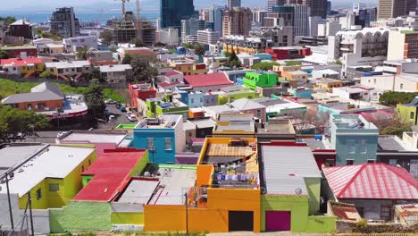 Antena-Sobre-El-Colorido-Barrio-Malayo-De-Bo-kaap,-El-Barrio-De-Cape-Town-Y-El-Centro-De-La-Ciudad-De-Sudáfrica-2