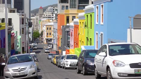 Aufnahme-Des-Bunten-Bo-kaap-Malaiischen-Gebiets-Von-Kapstadt-Südafrika-Mit-Kolonialen-Gebäuden-Und-Verkehr