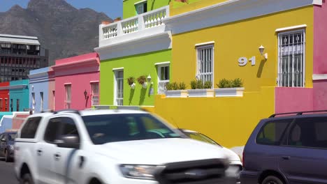 Toma-De-Establecimiento-De-La-Colorida-Zona-De-Bo-kaap-Malay-De-Cape-Town-South-Africa-Con-Edificios-Coloniales-Y-Tráfico-3