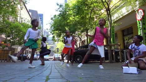 Junge-Schwarze-Kinder-Tanzen-Auf-Der-Straße-Der-Innenstadt-Von-Kapstadt-Südafrika-1-Town