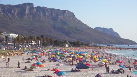 Una-Concurrida-Y-Concurrida-Escena-De-Playa-De-Vacaciones-En-Camps-Bay-Cape-Town-South-Africa-Con-Doce-Montañas-Apóstoles-Antecedentes-3