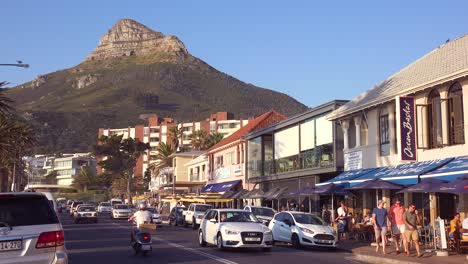 Buena-Toma-De-Establecimiento-De-La-Carretera-A-Través-De-Camps-Bay-Cape-Town-South-Africa-Con-Automóviles-Y-Tráfico-Turístico-1