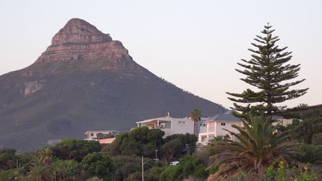Nice-houses-line-the-cliffs-at-Camps-Bay-Cape-Town-South-Africa-with-Lion\'s-Head-peak-background