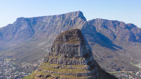 Amazing-vista-aérea-shot-over-the-top-of-Lion\'s-Head-peak-with-Table-Montaña-background-in-Cape-Town-South-Africa