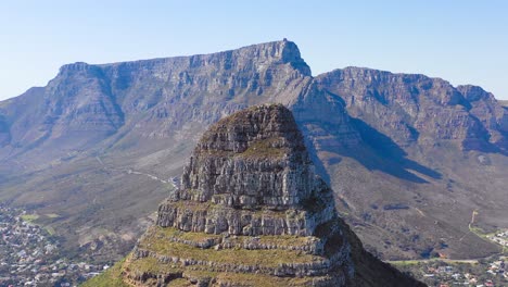 Erstaunliche-Luftaufnahme-über-Der-Spitze-Des-Löwenkopfes-Mit-Tafelberghintergrund-In-Kapstadt-Südafrika