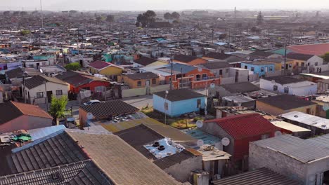 Antenne-über-Gugulethu,-Einem-Der-Verarmten-Slums,-Ghetto-Oder-Townships-Von-Südafrika