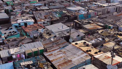 Antenne-über-Maroden-Blechdächern-Von-Gugulethu,-Einem-Der-Verarmten-Slums,-Ghetto-Oder-Townships-Von-Südafrika