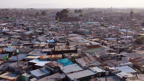 Antenne-über-Baufälligen-Blechdächern-Von-Gugulethu,-Einem-Der-Verarmten-Slums,-Ghetto-Oder-Townships-Von-Südafrika-1