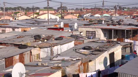 Pan-A-Través-De-Los-Tejados-De-Un-Municipio-Típico-De-Sudáfrica-Gugulethu-Con-Chozas-De-Hojalata-Los-Pobres-Y-La-Pobreza