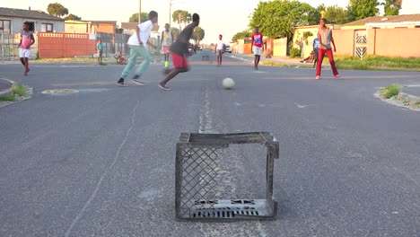 Kinder-Spielen-Fußball-Auf-Den-Straßen-In-Einem-Südafrikanischen-Township-1