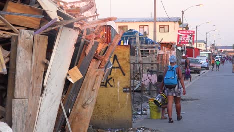 Menschen-Fußgänger-Und-Autos-Auf-Den-Belebten-Straßen-Der-Innenstadt-Eines-Südafrikanischen-Township-Ghettos-Oder-Slums-Gugulethu-2