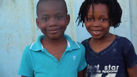 Bellos-Rostros-Africanos-De-Niños-En-El-Municipio-De-Gugulethu-En-Sudáfrica-1