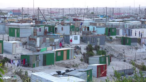 Gute-Einspielung-Der-Riesigen-Ländlichen-Townships-Südafrikas-Mit-Blechhütten-Slums-Armut-Und-Arme-Leute-3