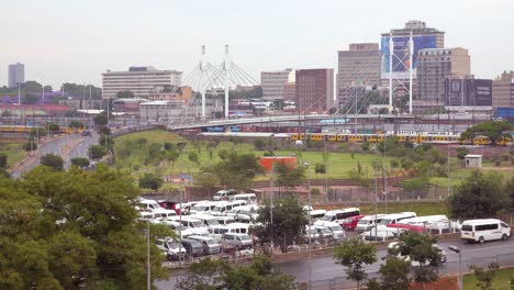Plano-De-Establecimiento-De-Johannesburgo,-Sudáfrica-Con-El-Puente-Nelson-Mandela-Y-El-Tren-De-Pasajeros-En-Primer-Plano-1