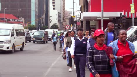 La-Gente-Camina-Por-Las-Calles-Del-Distrito-De-Negocios-Del-Centro-De-Johannesburgo,-Sudáfrica