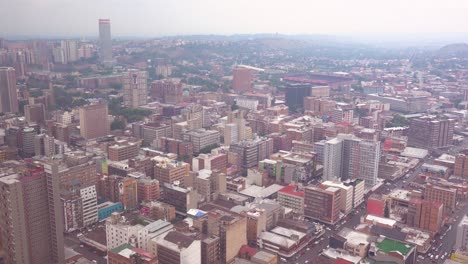 Buen-ángulo-Alto,-Tiro-De-Establecimiento-Del-Distrito-De-Negocios-Del-Centro-De-Johannesburgo,-Sudáfrica-5