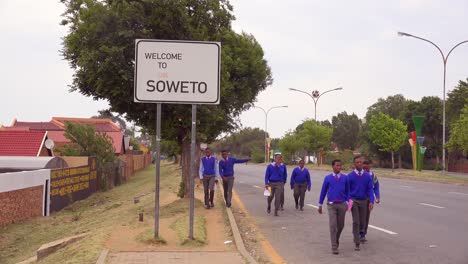 Un-Cartel-Da-La-Bienvenida-A-Los-Visitantes-Del-Municipio-Sudafricano-De-Soweto-1