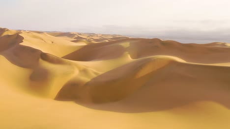 Erstaunliche-Luftaufnahme-über-Den-Weiten-Sanddünen-Der-Namibwüste-Entlang-Der-Skelettküste-Namibias